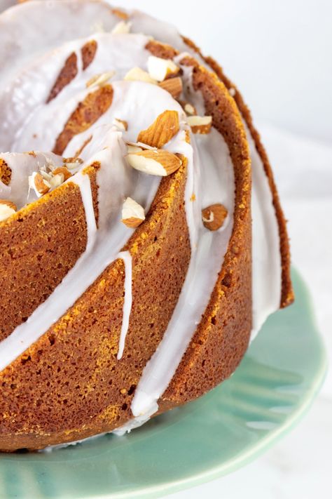 Angel Food Cake Glaze, Bundt Cake Vanilla, Almond Glaze Recipe, Vanilla Bundt Cake Recipes, Almond Bundt Cake, Vanilla Bundt Cake, Cake Recipes Uk, Lemon Cream Cake, Almond Glaze