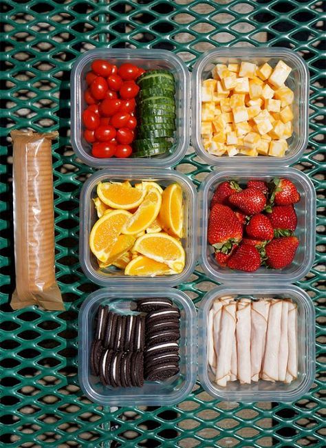 Easy Picnic Lunch Ideas Easy Picnic Lunch Ideas, Picnic Lunch Ideas, Snacks Road Trip, Easy Picnic Food, Picnic Date Food, Beach Snacks, Road Trip Food, Road Trip Snacks, Picnic Lunch