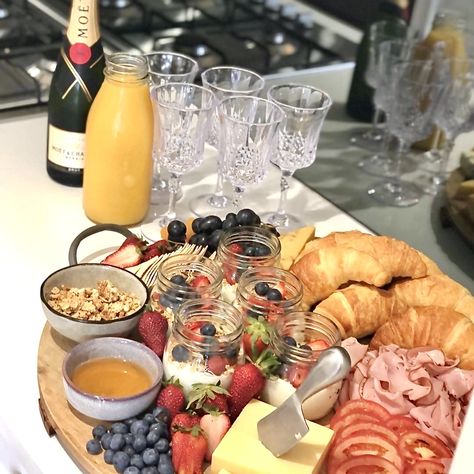 Champagne Lunch Food, 50th Birthday Breakfast Ideas, Champagne Breakfast Ideas Brunch, Hen Do Breakfast, Champagne Brunch Food, 18th Birthday Breakfast Ideas, Champagne Breakfast Ideas, Champagne Brunch Ideas, Breakfast Champagne