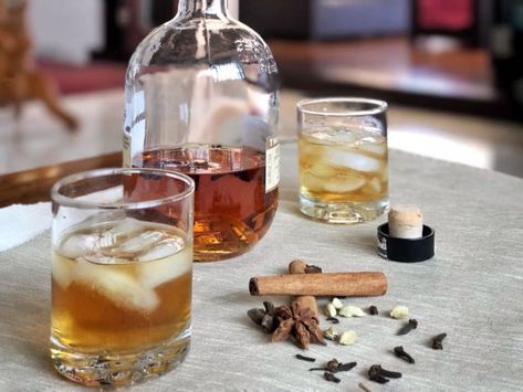 Gin Infusions, Making Gin, Homemade Gin, Flower Garden Party, Food Recipes Snacks, How To Make Gin, Flavored Alcohol, Infused Gin, Food Gift Ideas