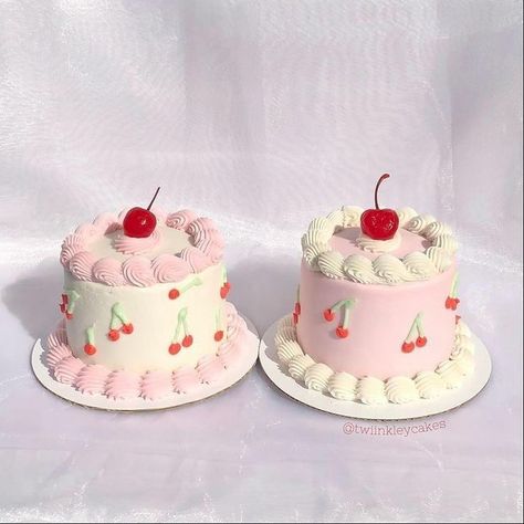 Cherry Lunchbox Cake, Vintage Lunchbox Cake, Lunch Box Cake Ideas, Box Cakes, Vintage Birthday Cakes, Mini Torte, Cake Decorating Icing, Vintage Cakes, Simple Cake Designs