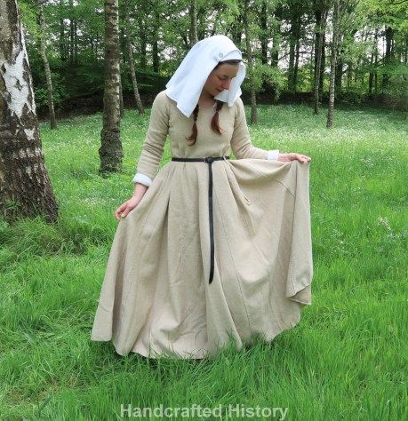 How to make a Herjolfnes pattern | HANDCRAFTED HISTORY Medieval Reenactment, Working Dresses, Woolen Dress, Viking Dress, Medieval Woman, Woolen Dresses, Period Clothing, Dress Tutorials, Period Outfit