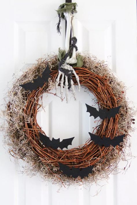 Homemade Door, Halloween Wreath Ideas, Bat Wreath, Spooky Diy Halloween Decor, Halloween Decorations Apartment, Spooky Diy, Bat Craft, Wreath Inspiration, Spooky Wreath