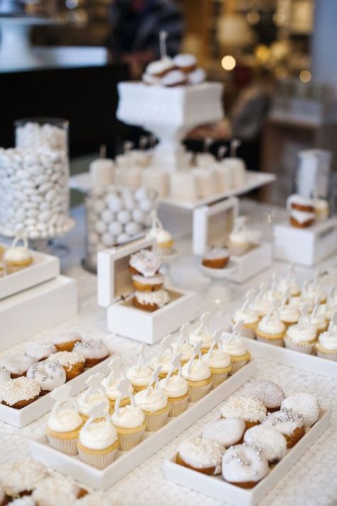 White Dessert Table Wedding, White Party Dessert Table, White Dessert Table Ideas, All White Dessert Table, Cupcake Table Wedding, Simple Dessert Table Ideas, Modern Dessert Table, Cupcake Display Ideas, Dessert Display Ideas