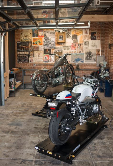 BMW motorrad and the house of machines open motorcycle minster in LA Casa Garage, Man Garage, Garage Design Interior, Motorcycle Storage, Motorcycle Workshop, Cool Garages, Ultimate Garage, Bike Room, Garage Style