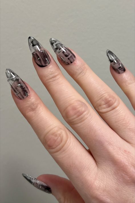 Nails Summer Almond, Mismatch Nails, Chrome Almond Nails, Nail Design Black, Chrome Almond, Summer Almond Nails, Nail Art Aesthetic, Black Silver Nails, Nails Japanese