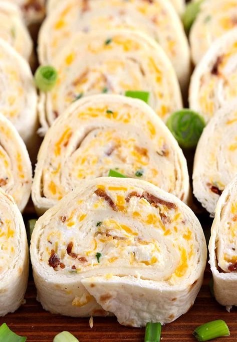 All you need is cream cheese, crumbled bacon (could even use bacon bits), cheddar cheese, ranch dressing, flour tortillas and 5 minutes. Cream Cheese Roll Ups, Cheese Roll Ups, Chicken Pinwheels, Pinwheel Appetizers, Tortilla Rolls, Cheese Roll, Cream Cheese Rolls, Roll Ups Recipes, Roll Ups Tortilla