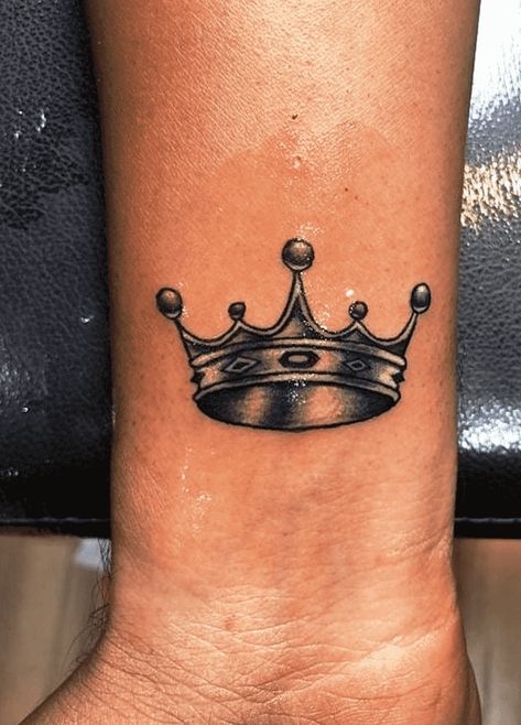 Crown Tattoo Design Images (Crown Ink Design Ideas) Wrist Crown Tattoo, Mens Crown Tattoo, Crown Wrist Tattoo, Prince Crown Tattoo, Tattoo Ideas Crown, Kings Crown Tattoo, Crown Tattoo Stencil, Coronas Tattoo, Crown Tattoo Ideas