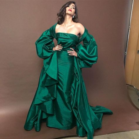 Fouad Sarkis, Emerald Green Gown, Vogue Women, Vintage Haute Couture, Rich Fashion, Haute Couture Paris, Green Gown, Expensive Taste, Designer Party Wear Dresses