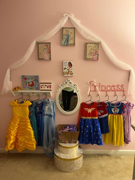 Princess Dress Up Station, Frozen Girls Room, Toddler Bedroom Design, Disney Decor Bedroom, Dress Up Corner, Dress Up Area, Dress Up Stations, Girls Room Diy, Frozen Room