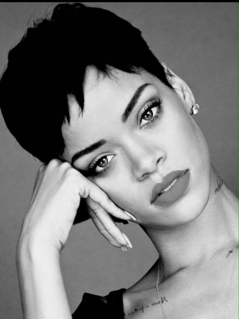 Rihanna Pixie, Elle Editorial, Rihanna Short Hair, Looks Rihanna, Trajes Kylie Jenner, Rihanna Photos, Rihanna Outfits, Rihanna Looks, Bad Gal Riri