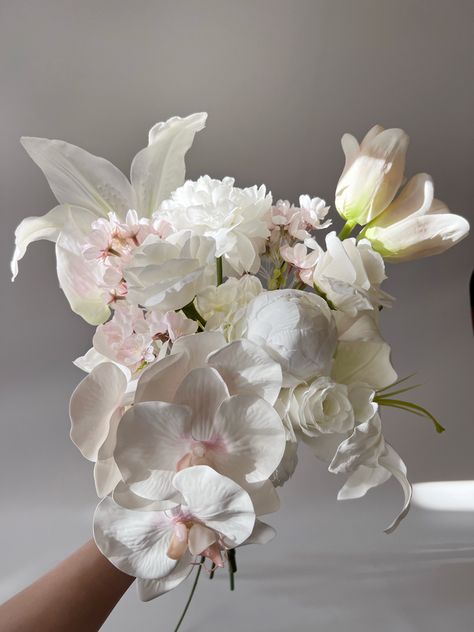 White Rose Flower Arrangements, Orchid Flower Arrangements Wedding, Unconventional Bouquets, All White Bouquet Wedding, All White Bouquet, Cream Bouquet, Flower Arrangements Wedding, Flower Bride, Orchid Flower Arrangements