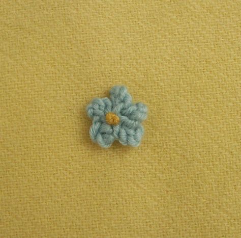 This is how I made the tiny blue flowers on my Posy Cushion . Knitted on 2 needles. Abbreviations: K = Knit St(s) = Stitch(es) tbl = throug... Knitted Flowers Free, Knitting Flowers, Knot Garden, Knitted Flower Pattern, Art Knitting, Crochet Appliques, Rowan Felted Tweed, Stitch Toy, Crocheted Flower