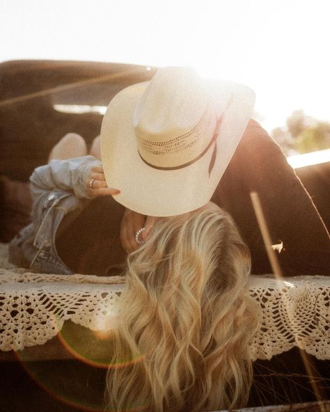 “i love a you in a cowboy hat seems like i’ve been to heaven and back” ☆ i love being able to incorporate my dad’s old truck into my photoshoots! this was a session i had been envisioning for so long and i am so thankful we finally got to bring it to life! i can always trust that raven and christian will bring the heat to their sessions with me! i love working with these two! ♡ i have sooo many more to share from this session but here are just a few sneaks! ☆ - - - #sarahmoorephotography #b... White Cowboy Boots Engagement Photos, Old Truck With Flowers, Cowboy Boots Couple Pictures, Bed Of Truck Photoshoot, Cowboy And Cowgirl Photoshoot, Western Truck Photoshoot, Cowgirl Truck Photoshoot, Cowboy Christmas Photoshoot, Back Of Truck Photoshoot