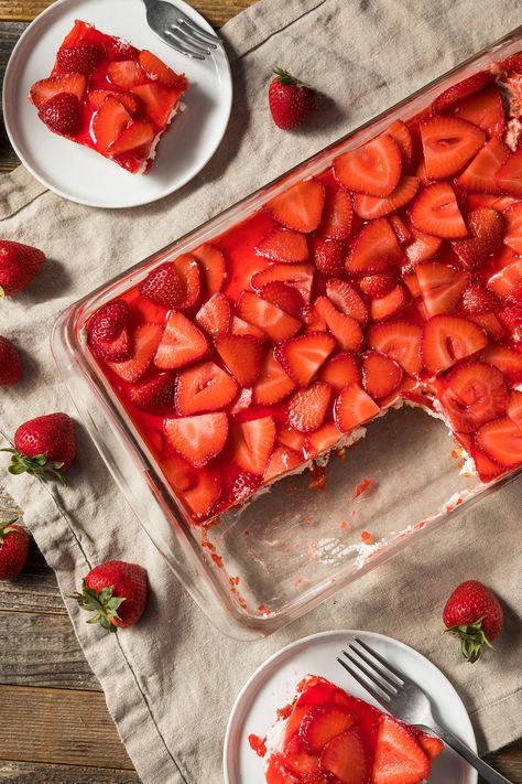 Dive into this gorgeous and delicious Strawberry Pretzel Salad. See how easy it is to make this beautiful treat when you use Winky® Gel Snacks. Jello Pretzel Salad, Strawberry Pretzel Jello Salad, Caramel Apple Salad, Snicker Apple Salad, Strawberry Pretzel Dessert, Strawberry Pretzel Salad Recipe, Pretzel Desserts, Jello Dessert Recipes, Pretzel Salad