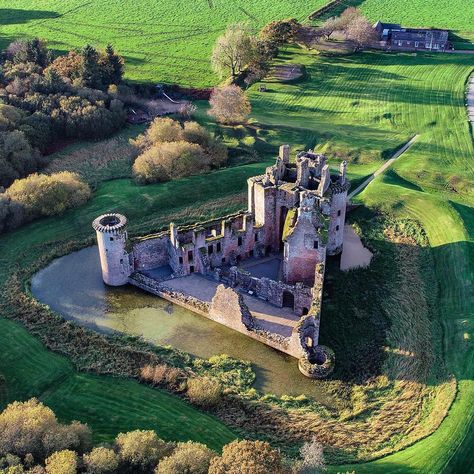 Castles In Scotland, Scotland Castles, Scottish Castles, Beautiful Castles, Places Of Interest, Medieval Castle, Ancient Ruins, Abandoned Houses, Abandoned Places