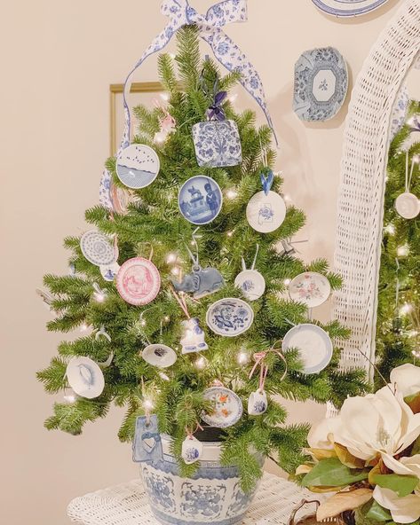 Blue and white chinoiserie tree White And Green Christmas Decor, White And Green Christmas, Green Christmas Decor, Blue Christmas Tree Decorations, Chinoiserie Christmas, Blue And White Chinoiserie, Blue Christmas Tree, Christmas Favorites, Christmas Travel