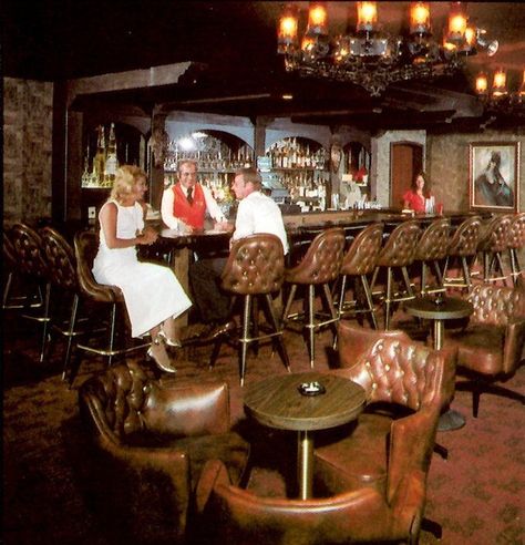 Lounge at the Howard Johnson Hotel, 1974 - today’s Hooters. via Classiclasvegas Gentleman Lounge, Howard Johnson Hotel, 70’s House, Howard Johnson's, Old Vegas, Vintage Vegas, Vintage Las Vegas, Cocktail Lounge, Vintage Hotels