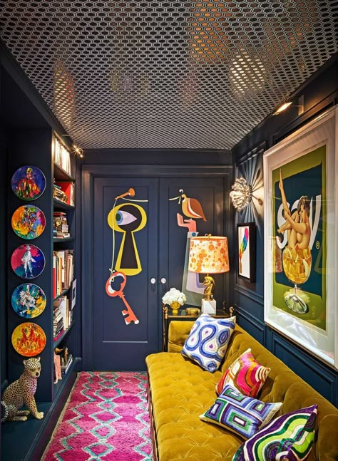 Inside Jonathan Adler and Simon Doonan's Glitz West Village Home Makeover - Tour the Home Estilo Kitsch, Yellow Couch, Maximalist Interior, Interior Vintage, Maximalist Decor, Farmhouse Decoration, Colorful Home, Maximalism, Eclectic Home