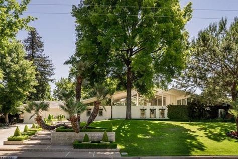 Cliff May Ranch House, Small Ranch Style Homes, Cliff May Homes, Cliff May, Ranch House Exterior, California Ranch, Indoor Outdoor Pool, Griffith Park, Ranch Style Homes