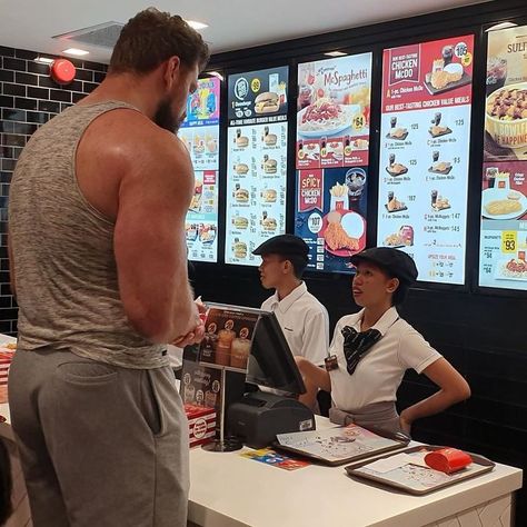 The Dutch Giant at McDonalds in the Philippines Futurisme Retro, Short Person, Ac New Leaf, Funny Poses, People Poses, Short People, Tall People, 웃긴 사진, Memes Humor