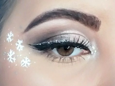 Christmas Dance Makeup Ideas, Winter Wonderland Wedding Makeup, Snow Makeup Looks Simple, Winter Wonderland Makeup Ideas, Snow Eye Makeup, Snow Flake Makeup Look, Snowflake Makeup Simple, Winter Party Makeup, Winter Dance Makeup