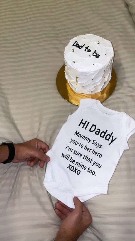 Dad To Be Cake Ideas, Pregnancy Ideas, Surprises For Husband, Dad To Be, New Fathers, Photoshoot Idea, Reveal Ideas, Pregnancy Reveals, New Dads