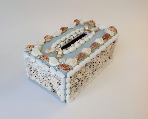 Large tissue box in blue decorated with seashells Wallpaper Unicorn, Clay Box, Coral Art, Sea House, Sea Shell Decor, Shell Design, Diy Box, Tissue Box, Paper Box