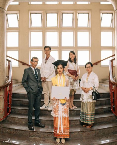 Graduation Poses Family, Preconvo Photoshoot Ideas, Family Convo Photoshoot, Graduation Pose With Family, Convo Pose Ideas, Graduation Photoshoot With Family, Moodboard Graduation Photo, Ide Foto Wisuda Outdoor, Graduation Family Photos