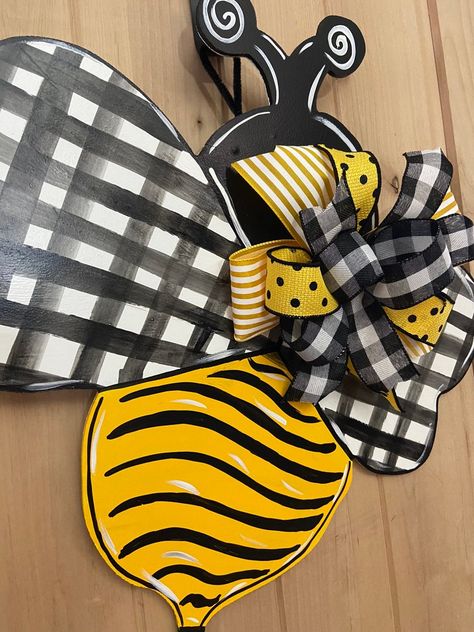 Bee Wreaths, Wooden Sunflower, Bee Things, Bumble Bee Craft, Bee Hive Craft, Wooden Bee, Watercolor Wings, Bow Door, Wood Bees