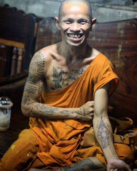 This Thai Buddhist monk proudly displays his new ink athellip Thai Monk Tattoo, Monk Tattoo, Tibetan Monk, Ancient Asia, Bamboo Tattoo, Painting Images, Buddhist Monks, Sak Yant, Gautama Buddha