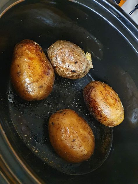 Slow Cooker Jacket Potatoes - acoking Crockpot Recipes Beef Tips, Slow Cooker Roasted Potatoes, Vegetarian Gluten Free Recipes, Crock Pot Baked Potatoes, Crockpot Recipes Ground Beef, Chicken Breast In Air Fryer, Jacket Potatoes, Vegetable Ideas, Crockpot Recipes Chicken