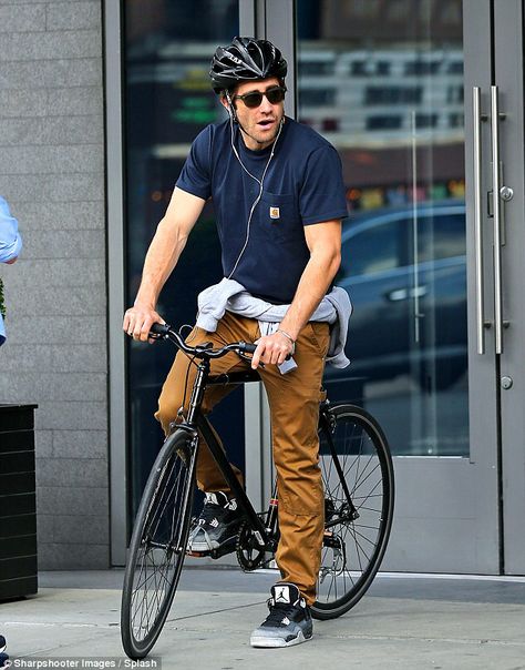 Bycicle Outfit, Jake Gyllenhaal Movies, City Bike Style, Urban Bike Style, Jake G, Urban Bicycle, Biking Outfit, Man Bike, Swedish Style