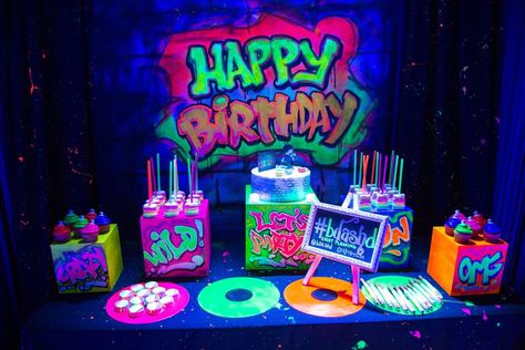 Jasi's Graffiti Glow Party | CatchMyParty.com 90s Glow Party, Graffiti Birthday Party Ideas, Graffiti Party Ideas, Graffiti Party Theme, Graffiti Birthday, 90s Theme Party Decorations, Hip Hop Birthday Party, Glow Theme Party, 90s Party Ideas