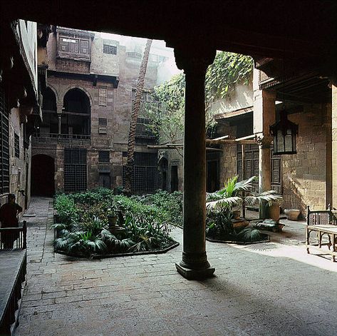 Islamic Courtyard, Courtyard Aesthetic, Indian Courtyard, Novel Projects, Islamic Furniture, Mountain Project, Islamic Civilization, Geronimo Stilton, Ancient Houses