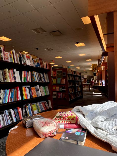 Barnes And Noble Studying, Barns And Noble Aesthetic, Barnes And Noble Aesthetic, Barns And Noble, Noble Aesthetic, Library Girl, Bookstore Cafe, Romanticising Life, Romanticizing School