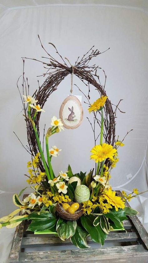 Easter Floral Centerpieces, Diy – Velikonoce, Dekoratívne Vence, Easter Floral Arrangement, Easter Flower Arrangements, Easter Arrangement, Decoration Vitrine, Easter Flower, Spring Flower Arrangements