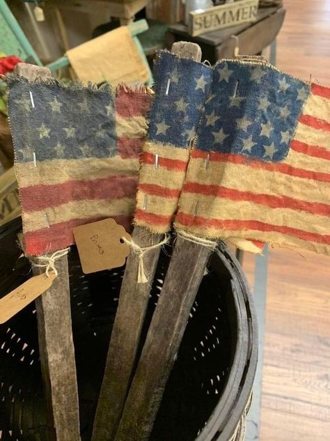 Primitive 4th Of July Decor, Americana Crafts Diy, Primitive Americana Crafts, Diy Americana Decor, Primitive Spring Crafts, Rustic Patriotic Decor, Patriotic Decorations Diy, Primitive Americana Decor, Cottage Rooms