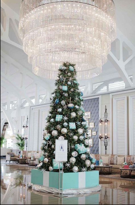 Tree at Tiffany's Tiffany Blue Christmas, Christmas Salon, Frozen Christmas, Blue Christmas Decor, Beachy Christmas, Blue Christmas Tree, Christmas Themes Decorations, Xmas Ideas, Christmas Tree With Gifts