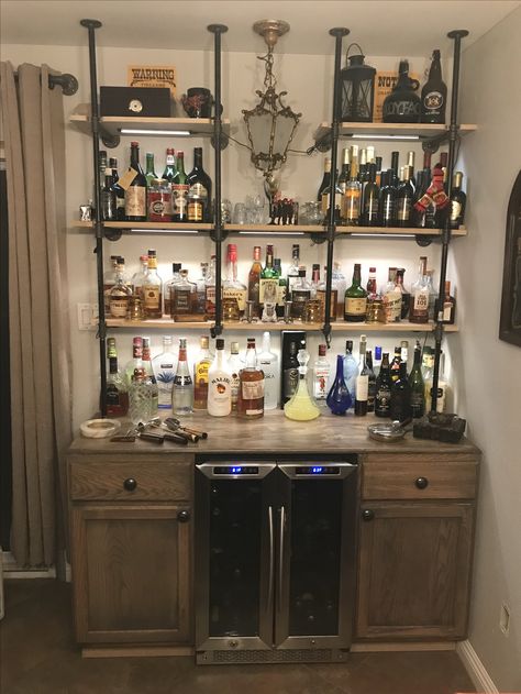 Industrial Pipe bar with wine fridge, old west knobs, antique ashtrays, whiskey. Gas pipe shelves, made to fit, saloon style. DIY home decor Industrial Diy Decoration Ideas, Diy Farmhouse Shelves, Industrial Basement, Diy Home Decor For Apartments, Gold Bar Cart, Industrial Home Design, Basement Bar Designs, Bar Shelves, Home Bar Ideas