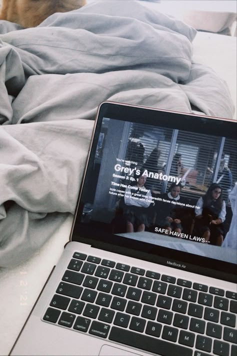 Greys Anatomy Season 3, Movie Night Photography, Watch Greys Anatomy, Nurse Aesthetic, Gray Aesthetic, Inner Circle, Foto Ideas Instagram, About Time Movie, Night Aesthetic