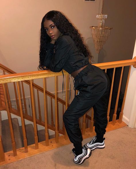 Nike Air Max 97 Outfit, Air Max 97 Outfit, Wedge Hairstyles, Blonde Makeup, Asymmetrical Hairstyles, Tomboy Outfits, Outfit Women, Boho Hairstyles, Everyday Hairstyles