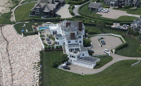 Holiday House Taylor Swift Aesthetic, Taylor Swift House Rhode Island, Taylor Swift House New York, New York Hamptons Houses, Holiday House Rhode Island, Rhode Island Mansions, Celebrity Mansions, Island House, Barbie Dream House