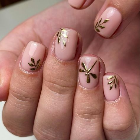 Gold Leaf Art Nails, Nail Designs Dragonfly, Dragonfly Nail Art Designs, Nails With Dragonfly, Magical Nail Art, Fairy Nails Short, Dragon Fly Nail Art, Dragonfly Nails Designs, Dragon Fly Nails