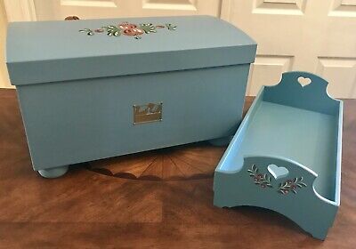 AMERICAN GIRL Pleasant Company KIRSTEN Trunk & Bed Set SWEET DREAMS Chest  | eBay Trunk Bed, Pleasant Company Dolls, American Girl Doll Trunk, Doll Trunk, American Girl Mckenna, American Girl Kirsten, Kirsten American Girl Doll, American Girl Doll Bed Set, American Girl Felicity