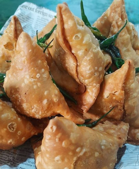 Samosa Wallpaper, Shiva Raavi, Indian Food Photography, Variety Food, Foodie Pics, Tastemade Recipes, Food Menu Design, Food Carving, Desi Food