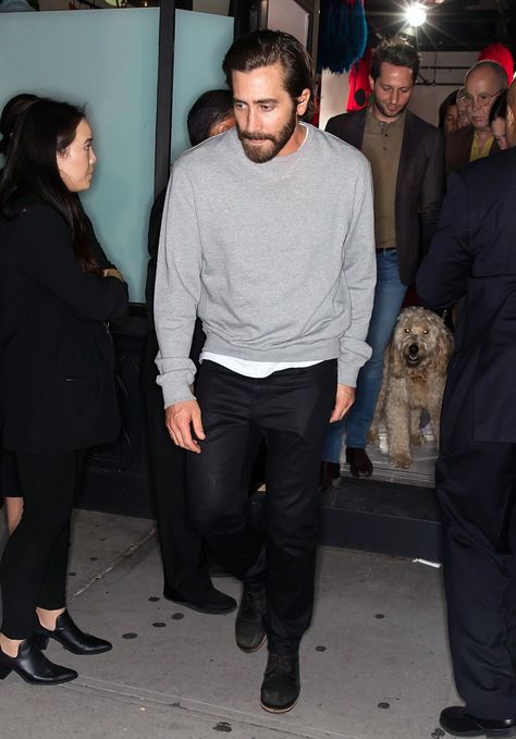 Jake Gyllenhaal Sweater, Jake Gyllenhaal Street Style, Jake Gyllenhaal Outfits, Jake Gyllenhaal Style, Grey Sweatshirt Outfit Men, Grey Sweatshirt Outfit, Nyc Mens Fashion, Gray Sweatshirt Outfit, Sweatshirt Outfit Men