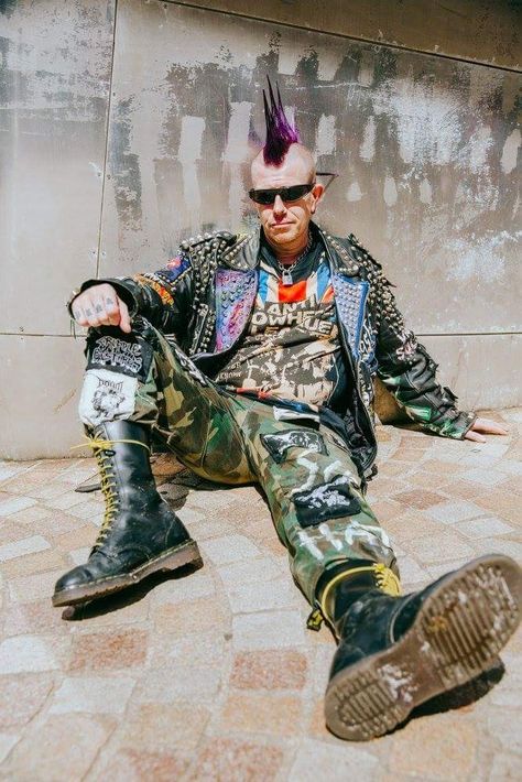 Anarchist Outfit, Anarchist Fashion, Crust Punk Outfits, Rocker Pose, British Punk Fashion, Punk Poses, Punks 70s, Skinhead Boots, Chica Punk