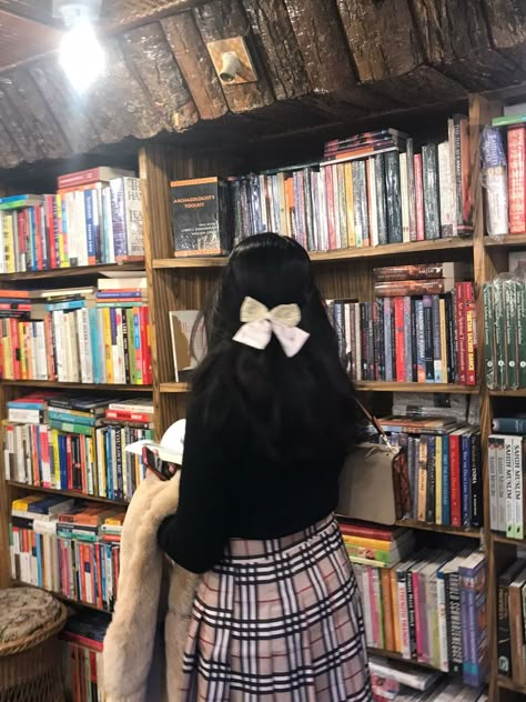 Bookstore Outfit, A Little Life Book, Reading Girl, Book Photography Instagram, Dark Feeds, Girly Dp, Purple Heels, Fits Aesthetic, A Little Life