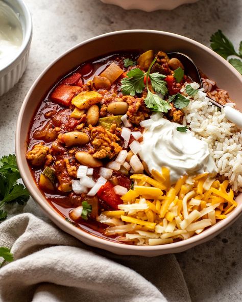 Inspired by and adapted from my husband’s grandmother, this veggie-packed turkey chili is a family favorite that we love for football season and, more generally, meal prepping. Everyone has their fav chili toppings, but mine have always been sour cream, white onion, and cilantro. Cozy, hearty, and completely satisfying! FOR THE RECIPE✨comment “recipe please” below and I’ll send it your way!✨ https://www.wellseasonedstudio.com/turkey-chili/ #wellseasonedstudio #chili #turkeychili #dinner #... Chili Toppings, Chili Bowl, Turkey Chili, Meal Prepping, White Onion, Seasoning Recipes, Family Favorites, Football Season, Butternut Squash